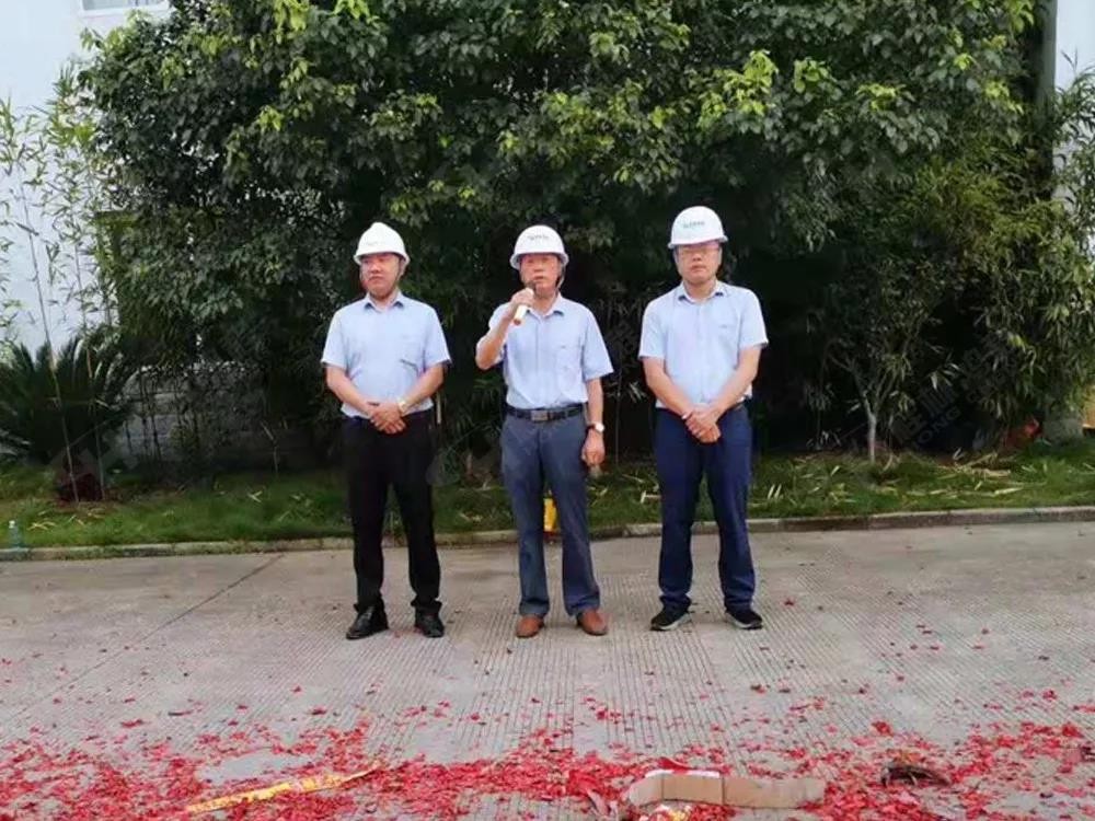 桂林鴻程董事長容平勛發(fā)表致辭桂林鴻程機(jī)電設(shè)備有限公司廠區(qū)2#生產(chǎn)廠房開工大吉！